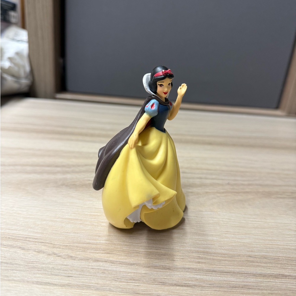 Snow White Vintage Figurine with Yellow Dress - Picture 4 of 5